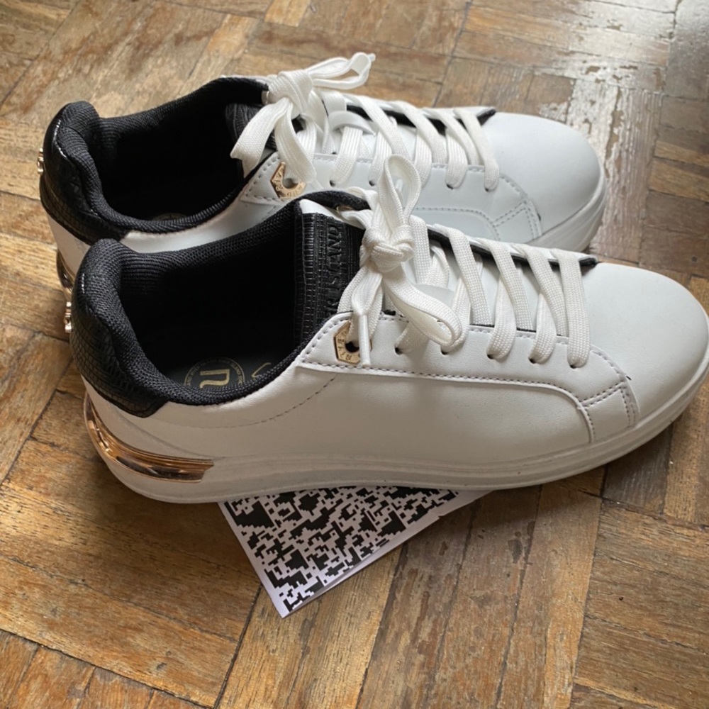 White 🐝 shoes!!